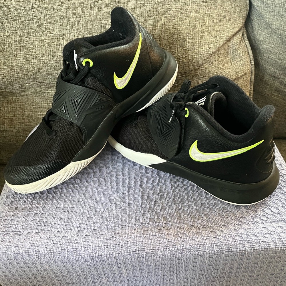 NIKE KYRIE BASKETBALL SHOES KIDS SIZE 4.5